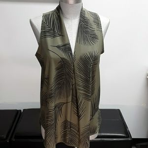 CLOSET CLEAR OUT Lucy sleeveless blouse